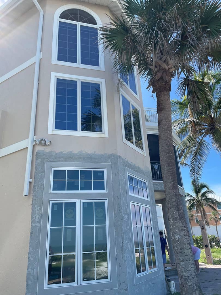A photo showing a Fort Myers home with fresh ground level window installations